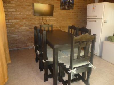 Casa en alquiler en Villa Cura Brochero. 3 ambientes, 1 baño y capacidad de 1 a 4 personas. 