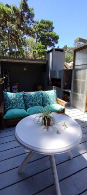 Casa en alquiler en Mar Azul. 4 ambientes, 2 baños y capacidad de 1 a 4 personas. 