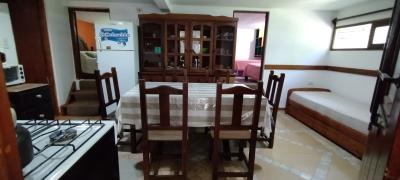 Casa en alquiler en Mar Azul. 4 ambientes, 2 baños y capacidad de 1 a 4 personas. 