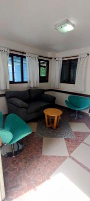 Casa en alquiler en Mar Azul. 4 ambientes, 2 baños y capacidad de 1 a 4 personas. 