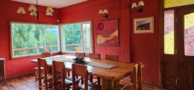 Hosteria en alquiler en El Bolsón. 4 ambientes, 7 baños y capacidad de 1 a 15 personas. 