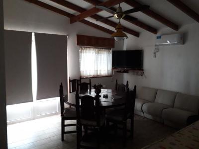 Casa en alquiler en Las Grutas. 3 ambientes, 1 baño y capacidad de 3 a 5 personas. 