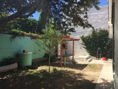 Casa en alquiler en Las Grutas. 3 ambientes, 1 baño y capacidad de 3 a 5 personas. 