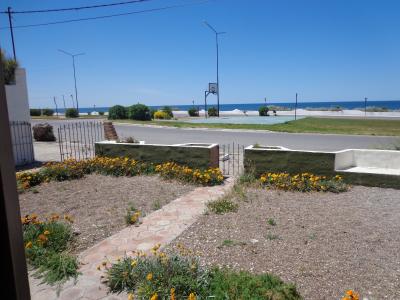 Casa en alquiler en Las Grutas. 3 ambientes, 1 baño y capacidad de 3 a 5 personas. 