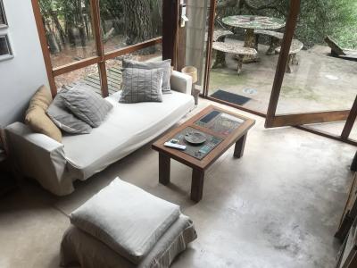 Casa en alquiler en Mar Azul. 2 ambientes, 2 baños y capacidad de 4 a 7 personas. 