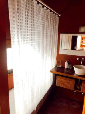 Casa en alquiler en Mar Azul. 2 ambientes, 2 baños y capacidad de 4 a 7 personas. 