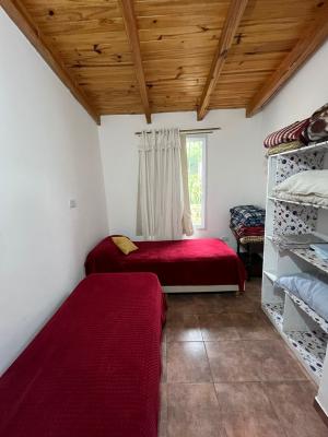Cabaña en alquiler en Villa Carlos Paz. 3 ambientes, 1 baño y capacidad de 2 a 6 personas. 