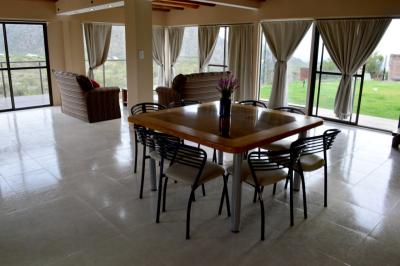 Complejo de Cabañas en alquiler en Ciudad de Mendoza. 2 ambientes, 2 baños y capacidad de 1 a 8 personas. 