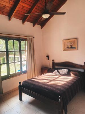 Cabaña en alquiler en Villa General Belgrano. 4 ambientes, 1 baño y capacidad de 2 a 5 personas. 