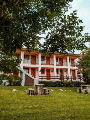 Hosteria en alquiler en Tanti. 4 ambientes, 4 baños y capacidad de 1 a 8 personas. 