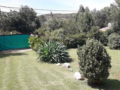 Hosteria en alquiler en Tanti. 4 ambientes, 4 baños y capacidad de 1 a 8 personas. 