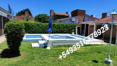 Departamento en alquiler en Villa Carlos Paz. 4 ambientes, 2 baños y capacidad de 4 a 8 personas. 