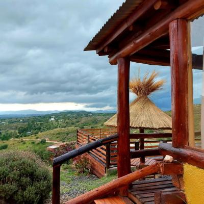 Cabaña en alquiler en Tanti. 2 ambientes, 1 baño y capacidad de 2 a 4 personas. 