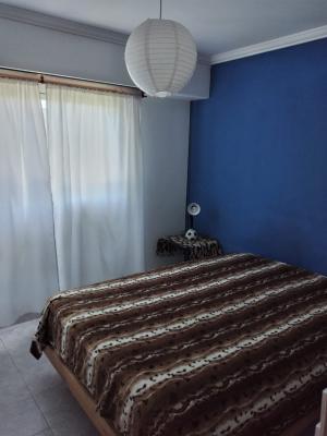 Casa en alquiler en Necochea. 7 ambientes, 2 baños y capacidad de 1 a 6 personas. 