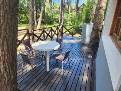 Casa en alquiler en Mar Azul. 3 ambientes, 2 baños y capacidad de 1 a 6 personas. 