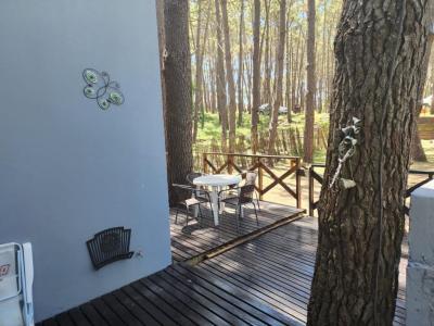 Casa en alquiler en Mar Azul. 3 ambientes, 2 baños y capacidad de 1 a 6 personas. 