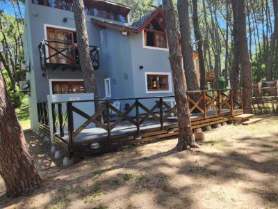 Casa en alquiler en Mar Azul. 3 ambientes, 2 baños y capacidad de 1 a 6 personas. 