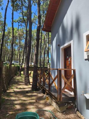 Casa en alquiler en Mar Azul. 3 ambientes, 2 baños y capacidad de 1 a 6 personas. 