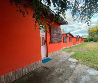 Cabaña en alquiler en Villa Cura Brochero. 2 ambientes, 1 baño y capacidad de 2 a 4 personas. 