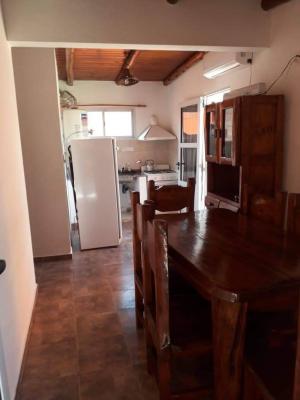 Cabaña en alquiler en Villa Cura Brochero. 2 ambientes, 1 baño y capacidad de 2 a 4 personas. 