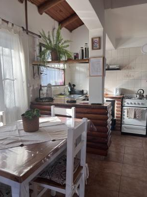 Casa en alquiler en El Bolsón. 3 ambientes, 1 baño y capacidad de 1 a 3 personas. 