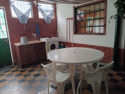 Casa en alquiler en Necochea. 6 ambientes, 2 baños y capacidad de 4 a 8 personas. 