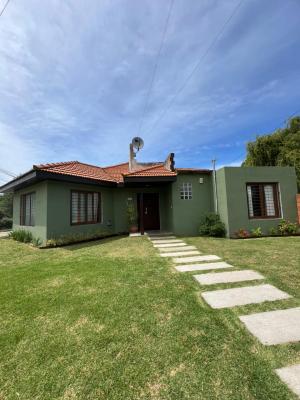 Casa en alquiler en Miramar. 3 ambientes, 1 baño y capacidad de 2 a 5 personas. 