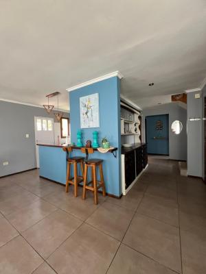 Casa en alquiler en Miramar. 3 ambientes, 1 baño y capacidad de 2 a 5 personas. 