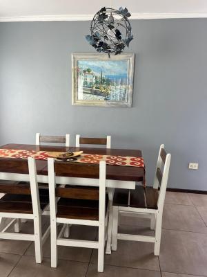 Casa en alquiler en Miramar. 3 ambientes, 1 baño y capacidad de 2 a 5 personas. 