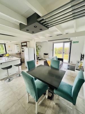 Casa en alquiler en El Calafate. 3 ambientes, 1 baño y capacidad de 1 a 4 personas. 
