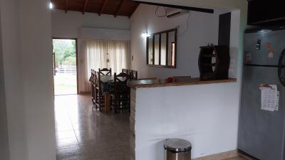 Casa en alquiler en Miramar. 4 ambientes, 1 baño y capacidad de 1 a 6 personas. 