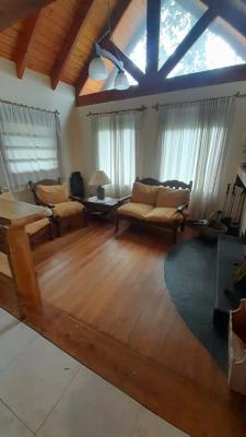 Cabaña en alquiler en Villa La Angostura. 5 ambientes, 2 baños y capacidad de 2 a 5 personas. 