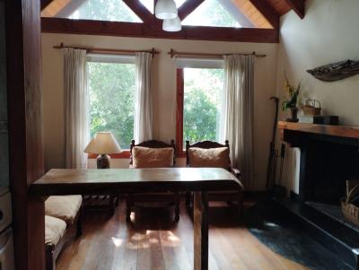 Cabaña en alquiler en Villa La Angostura. 5 ambientes, 2 baños y capacidad de 2 a 5 personas. 