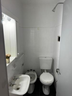 Departamento en alquiler en Miramar. 3 ambientes, 2 baños y capacidad de 2 a 5 personas. 