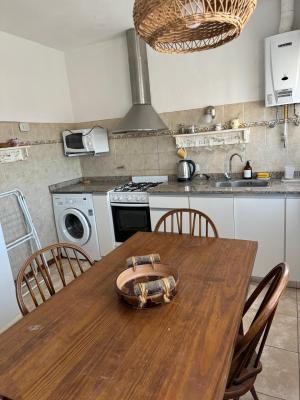 Departamento en alquiler en Miramar. 3 ambientes, 2 baños y capacidad de 2 a 5 personas. 