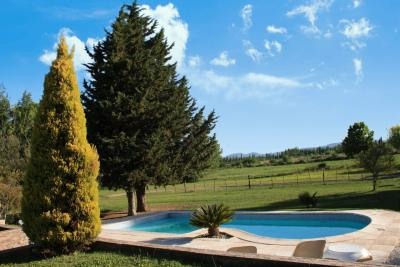 Complejo de Cabañas en alquiler en San Rafael. 2 ambientes, 1 baño y capacidad de 1 a 3 personas. 