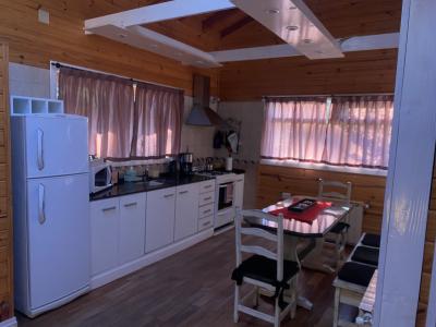 Cabaña en alquiler en Villa La Angostura. 3 ambientes, 1 baño y capacidad de 1 a 4 personas. 