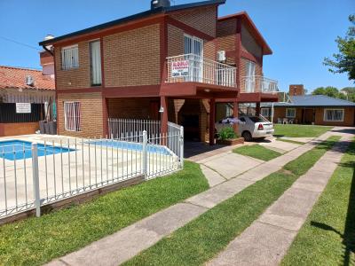 Complejo de Cabañas en alquiler en Villa Carlos Paz. 3 ambientes, 1 baño y capacidad de 1 a 16 personas. 