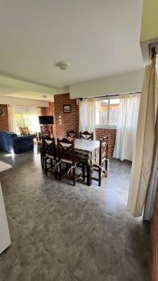 Casa en alquiler en Miramar. 4 ambientes, 2 baños y capacidad de 1 a 5 personas. 