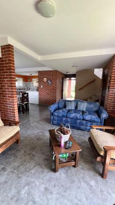 Casa en alquiler en Miramar. 4 ambientes, 2 baños y capacidad de 1 a 5 personas. 
