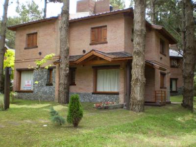 Cabaña en alquiler en Costa del Este. 3 ambientes, 2 baños y capacidad 4 personas. 