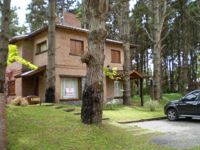 Cabaña en alquiler en Costa del Este. 3 ambientes, 2 baños y capacidad 4 personas. 