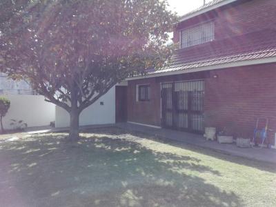 Casa en alquiler en Miramar. 5 ambientes, 3 baños y capacidad de 1 a 7 personas. 