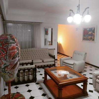 Casa en alquiler en Miramar. 5 ambientes, 3 baños y capacidad de 1 a 7 personas. 