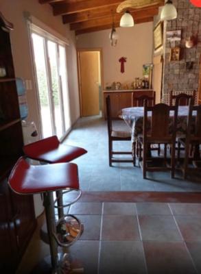 Casa en alquiler en Necochea. 4 ambientes, 2 baños y capacidad de 3 a 5 personas. 
