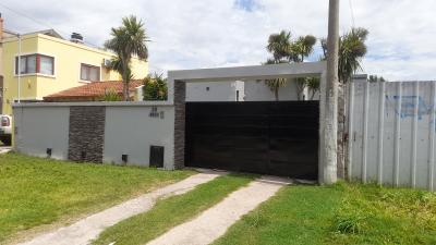 Casa en alquiler en Necochea. 2 ambientes, 1 baño y capacidad de 1 a 4 personas. 