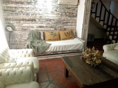 Casa en alquiler en Mar de las Pampas. 4 ambientes, 2 baños y capacidad de 1 a 6 personas. 