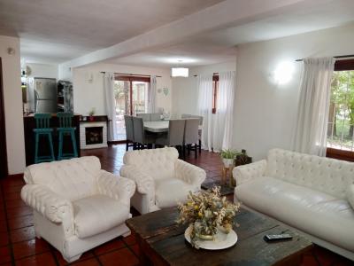 Casa en alquiler en Mar de las Pampas. 4 ambientes, 2 baños y capacidad de 1 a 6 personas. 