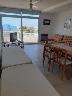Departamento en alquiler en Las Grutas. 3 ambientes, 1 baño y capacidad de 1 a 6 personas. 