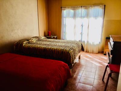 Casa en alquiler en Necochea. 2 ambientes, 1 baño y capacidad de 2 a 5 personas. 